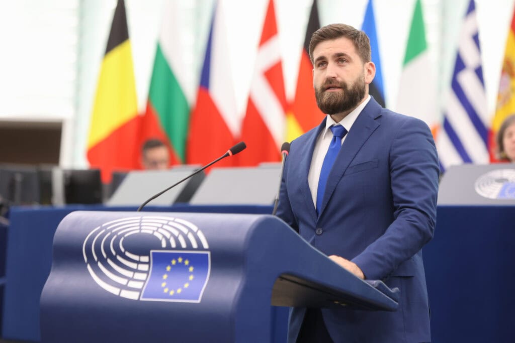 Андрей Новаков говори в пленарната зала по време на дебат за кохезионната политика